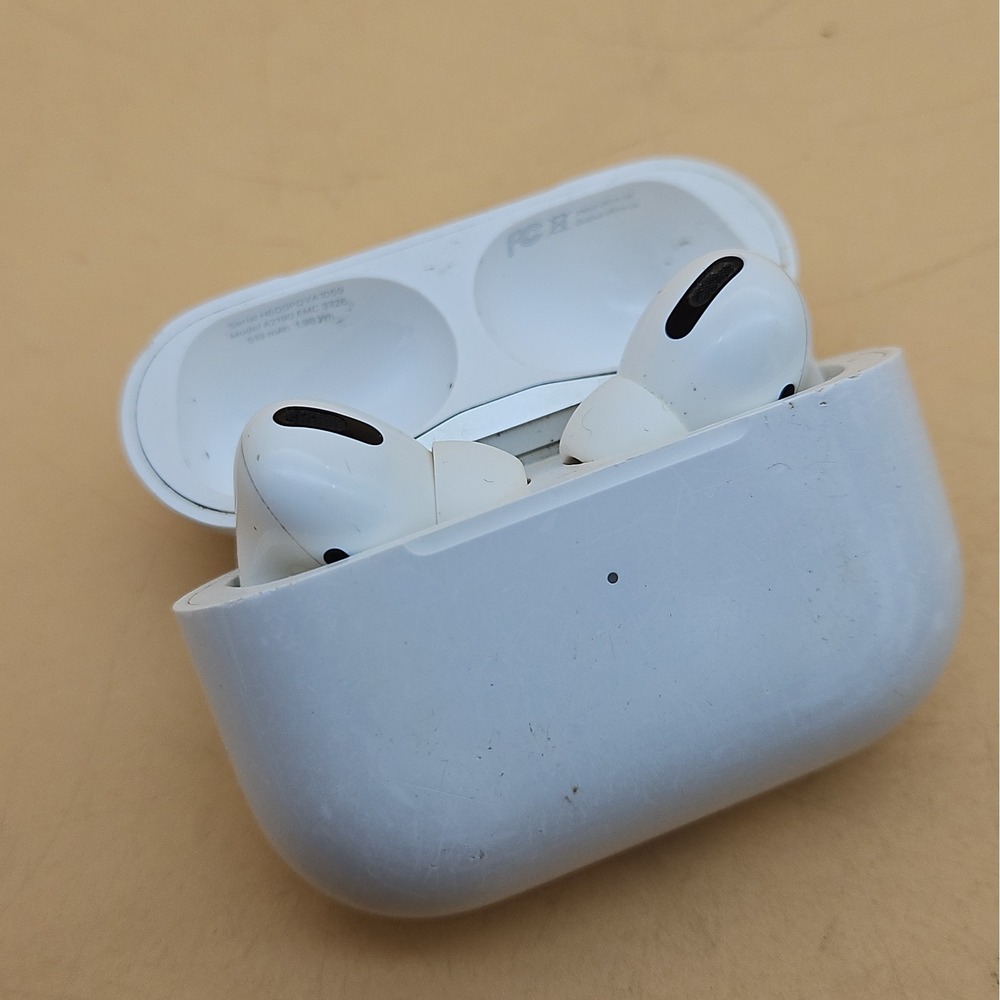 Apple Airpods Pro 1st Generation Case And Earbuds UNTESTED AS IS FOR PARTS